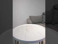 Des coupes et des soucoupes de fleurs pour les occasions de travail